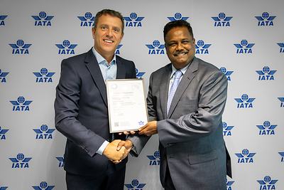 Maran Ganapathy of National Airlines accepting the certificate from IATA.