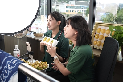 The e-commerce team conducted a live sales event for Rongjiang Golden Passion Fruit during the The e-commerce team conducted a live sales event for Rongjiang Golden Passion Fruit during the