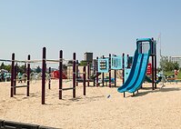 Une aire de jeux récemment achevée à la Future Charter Academy de Calgary, en Alberta, construite grâce à un partenariat entre Foresters Financial™, KaBOOM! et des bénévoles de la communauté. Conçue à partir des idées des enfants, cette aire de jeux offre aux plus jeunes un espace sûr où jouer, apprendre et créer des liens.
