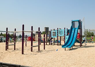Une aire de jeux récemment achevée à la Future Charter Academy de Calgary, en Alberta, construite grâce à un partenariat entre Foresters Financial™, KaBOOM! et des bénévoles de la communauté. Conçue à partir des idées des enfants, cette aire de jeux offre aux plus jeunes un espace sûr où jouer, apprendre et créer des liens.