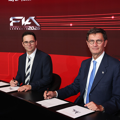 (de gauche à droite) : Pascal Grenier, président, Défense et Sécurité, CAE, et Stefano Bortoli, directeur général, Leonardo Aeronautics