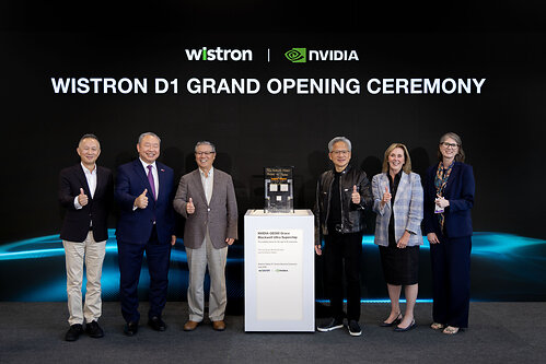 From left to right: Jeff Lin, President and CEO of Wistron; Alexander Tah-ray Yui, Taiwan’s Representative to the United States; Simon Lin, Chairman of Wistron; Jensen Huang, Founder and CEO of NVIDIA; Debora Shoquist, Executive Vice President of Operations at NVIDIA; and Jessica Rogers, Director of Economic Development for the City of Fort Worth, commemorate the grand opening of Wistron’s D1 AI smart manufacturing facility and a historic milestone in U.S. AI manufacturing.