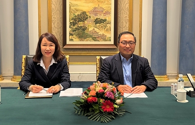 John Hong, Sales Director, Asia Pacific at Infineum, and Mavis Xian, General Manager of Kangtai, sign a new distribution collaboration agreement on 22 July 2026, advancing the strategic partnership between Infineum and Rianlon and expanding access to additive and specialty chemical solutions across Southern Asia.