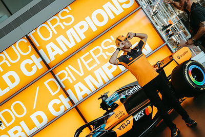 VeloとMcLaren Mastercard Formula 1® Team、Lando NorrisとOscar Piastriの最新撮影の舞台裏を捉えた画像を公開