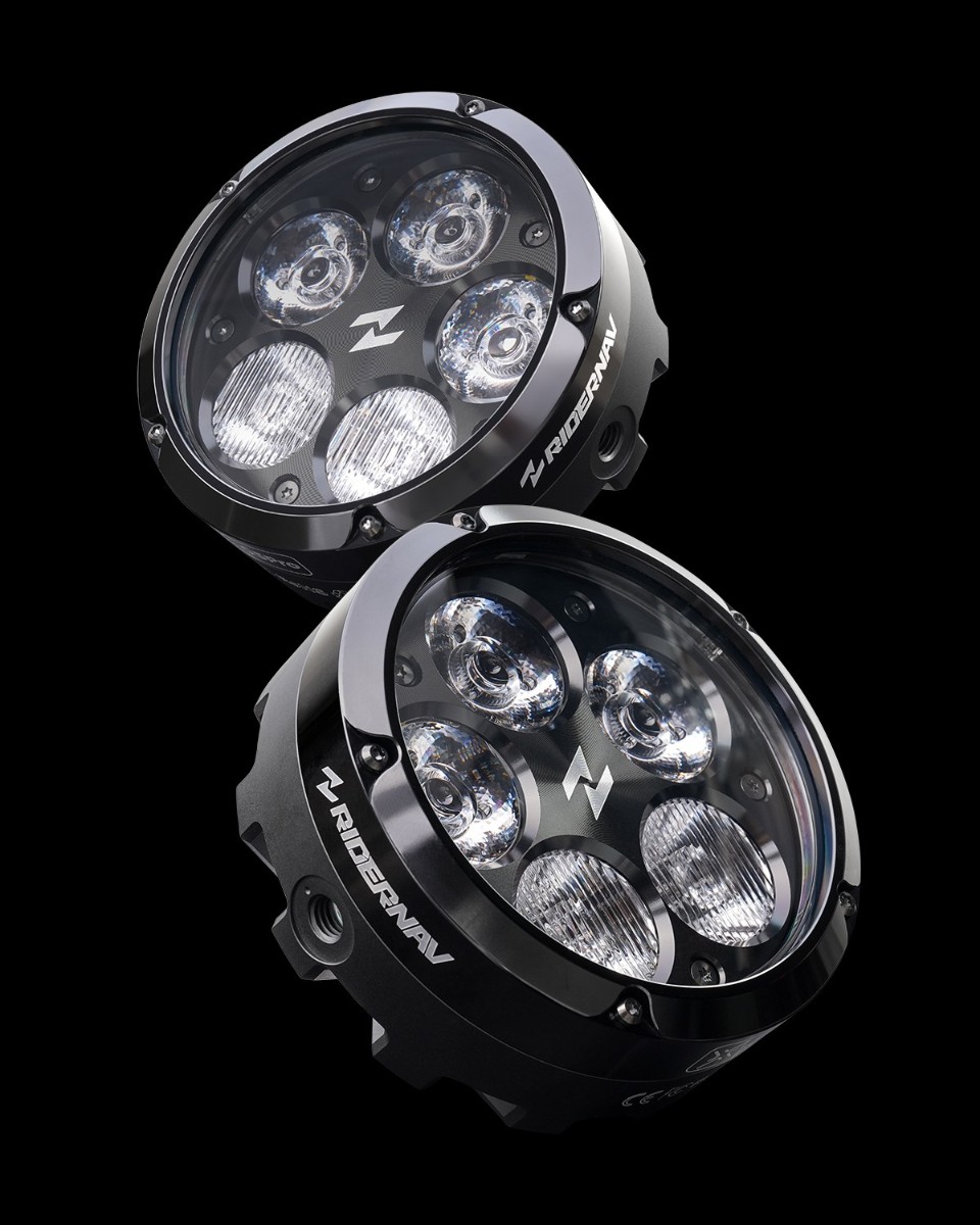 RiderNav bringt Q5 Pro auf den Markt: Zusatzscheinwerfer mit 22.000 Lumen für jedes Motorrad - mit direkter Steuerung über das BMW-Multicontroller-Rad