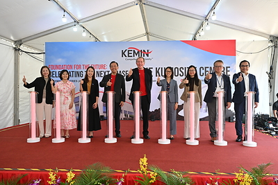 From left: Joyce Wong (JTC Corporation), Hong Yi (JTC Corporation), Christine Wong (JTC Corporation), Dr. Tan Hai Meng (Kemin), Dr. Chris Nelson (Kemin), Kelly Lai (Singapore Economic Development Board), Mei Chun Fong (Singapore Economic Development Board), Naoki Yoneyama (SMCC), and Richard Vergara (SMCC) participate in the foundation-laying ceremony for the Kuriosity Centre.