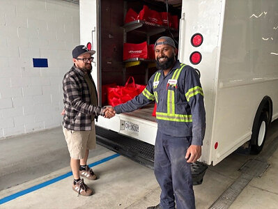 Un membre de l’équipe de Purolator remet un camion de livraison retiré du service à Haven on the Queensway, à Toronto, dans le cadre du soutien continu de Blitz contre la faim de Purolator aux banques alimentaires partout au Canada.
