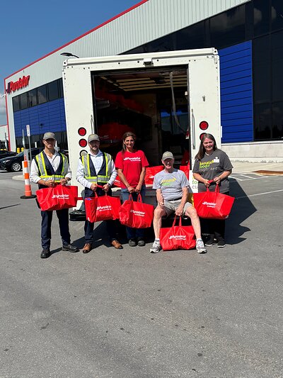 Des membres de l’équipe de Purolator se joignent aux représentants du Kanata Food Cupboard au terminal de Purolator à Kanata en Ontario à la suite du don d’un camion de livraison retiré du service. Le véhicule a également été rempli de dons alimentaires afin de soutenir les familles de la région confrontées à l’insécurité alimentaire.