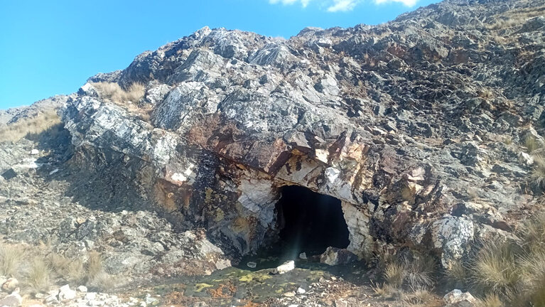 PHOTO 2 - Mineralized quartz-molybdenite structure (up to 2.5 m wide) in the corridor between the Janchiscocha and Londres mines