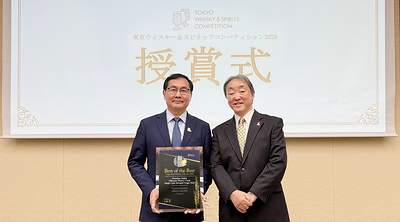 King Car Group Chairman Mr. YT Lee receives the Best of the Best Single Malt 2026 award certificates from TWSC Executive Committee Chairman Mamoru Tsuchiya