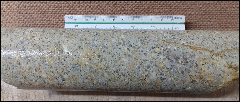 Figure 4 - Outcropping felsic ignimbrite (above) with flattened porphyritic lapilli fragments; porphyritic felsic lapilli tuff (below) in EZD0008 (88.0m depth) Figure 4 - Outcropping felsic ignimbrite (above) with flattened porphyritic lapilli fragments; porphyritic felsic lapilli tuff (below) in EZD0008 (88.0m depth)