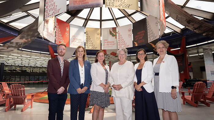 De gauche à droite : Julien Hénault-Ratelle, conseiller de la ville Mercier–Hochelaga-Maisonneuve, district Tétreaultville; Nathalie Lambert, quadruple médaillée olympique; Amélie Dionne, ministre du Tourisme; Chantal Rouleau, ministre responsable de la Solidarité sociale et de l’Action communautaire et ministre responsable de la Métropole et de la région de Montréal; Joëlle Brodeur, présidente-directrice générale du Parc olympique; Andréanne Moreau, responsable de la culture, du patrimoine, du design et de la langue française au comité exécutif de la Ville de Montréal