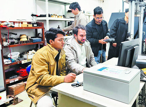 Chinese and Pakistani students conduct experiments together at the China-Pakistan Belt and Road Joint Laboratory on Smart Disaster Prevention of Major Infrastructures. (PHOTO: LI Linxu / Science and Technology Daily) Chinese and Pakistani students conduct experiments together at the China-Pakistan Belt and Road Joint Laboratory on Smart Disaster Prevention of Major Infrastructures. (PHOTO: LI Linxu / Science and Technology Daily)