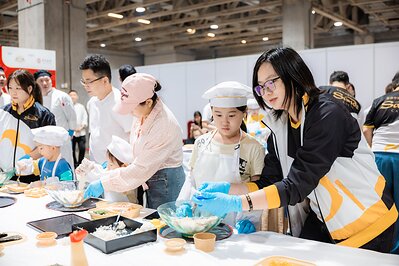 為讓更多本澳家庭共享「金沙物美嘉年華」的歡樂氣氛，金沙中國於開幕首天（7月23日）邀請來自澳門IN義工團及真善之友協會近90名家庭成員參與「2026金沙物美嘉年華」體驗活動，讓參加者在歡笑聲中享受親子時光、建立美好回憶，並感受社區的關愛與支持。
