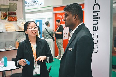At the Malaysian International Food & Beverage Trade Fair (MIFB) 2026, A supplier member and a buyer engage in a friendly conversation at the Made-in-China.com booth.