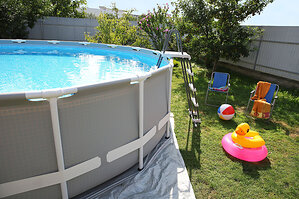 Si compró una piscina elevada Bestway de 48 pulgadas o más de altura con correas que se extienden hacia el exterior de las patas verticales a partir de 2008, es posible que tenga derecho a recibir beneficios derivados de un Acuerdo de demanda colectiva.