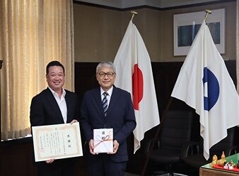 At the certificate of appreciation presentation ceremony (photo credit: Wakayama Prefecture) Right: Izumi Miyazaki, Governor of Wakayama; Left: Kazuhiko Tabuchi, Corporate Executive Officer, transcosmos