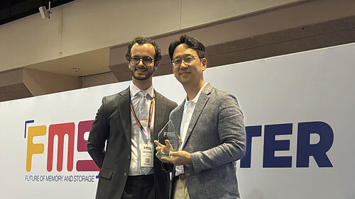 [Photo] Se-Hyun Yang, Chief Technology Officer of Dnotitia, poses with the AI Application Award at the FMS 2026 Best of Show Awards.