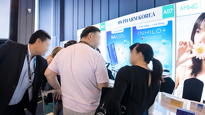 Visitors meet with the BS PHARM KOREA team during AMWC Korea 2026 in Seoul.
