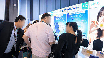 Visitors meet with the BS PHARM KOREA team during AMWC Korea 2026 in Seoul.