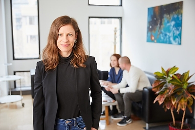 An INRS study led by Professor Maude Pugliese provides a first estimate of individual wealth, revealing inequalities that have long remained invisible. Professor Pugliese, Canada Research Chair in Family Financial Experiences and Wealth Inequality, also serves as Director of the Observatoire des réalités familiales du Québec and the Partenariat de recherche Familles en mouvance.
