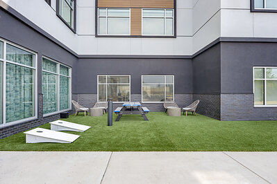 Cambria Hotel Bend - Mt. Bachelor courtyard