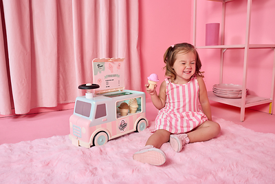 Ice Cream Scoot N’ Serve is great for both indoor and outdoor play! This comfortable ride-on includes an interior ice cream bar for endless imaginative fun.   