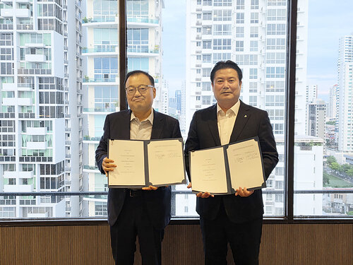 HD Hyundai Heavy Industries signed a contract with U.S.-based energy infrastructure developer Corban Energy Group to supply power generation systems for data centers in the U.S. (From left to right, Daniel Chung, President of Coban Energy Group, Han Juseog, Head of HD Hyundai Heavy Industries Engine & Machinery Business Unit). HD Hyundai Heavy Industries signed a contract with U.S.-based energy infrastructure developer Corban Energy Group to supply power generation systems for data centers in the U.S. (From left to right, Daniel Chung, President of Coban Energy Group, Han Juseog, Head of HD Hyundai Heavy Industries Engine & Machinery Business Unit).