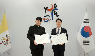 Representatives of Shilla Stay and the WYD Seoul 2027 Local Organizing Committee pose for a commemorative photo following the signing of an agreement to provide accommodations and guest services for World Youth Day Seoul 2027 at Myeongdong Cathedral in Seoul. Pictured are Fr. Simone Nam-kyun Kim, Executive Secretary of the WYD Seoul 2027 Local Organizing Committee (left) and Sang-oh Park, CEO of Shilla HM (right).