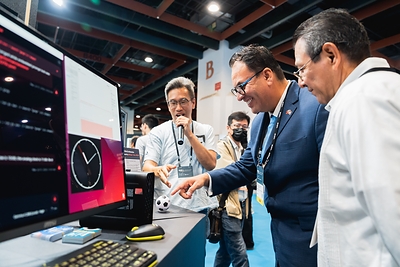 During AI WAVE SHOW 2026, attendees experienced the latest AI innovations firsthand through live demonstrations across the exhibition floor. Dedicated one-on-one business matchmaking sessions further connected exhibitors and buyers, transforming technology showcases into tangible business opportunities.