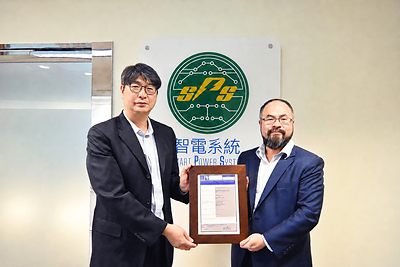 頒證儀式：智電系統總經理黃李堅博士（左）與 Bureau Veritas 資訊安全協理薛正（右）合影。
