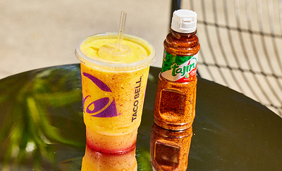 El Tajín Pineapple Strawberry Freeze combina los sabores tropicales de piña y fresa con Tajín para crear una bebida con notas dulces y frutales y el característico toque de chile y limón de Tajín. El Tajín Pineapple Strawberry Freeze combina los sabores tropicales de piña y fresa con Tajín para crear una bebida con notas dulces y frutales y el característico toque de chile y limón de Tajín.