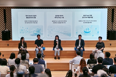 (From second to the left) Young Seok Jang, Senior Manager of the Genesis Customer Experience Team; Eunsook Jin, President and Head of ICT Management Division; Sanghong Lee, Vice President and Head of Information Security Group 2; and Changyoun Seo, Senior Manager of the Web-frontend Development Team