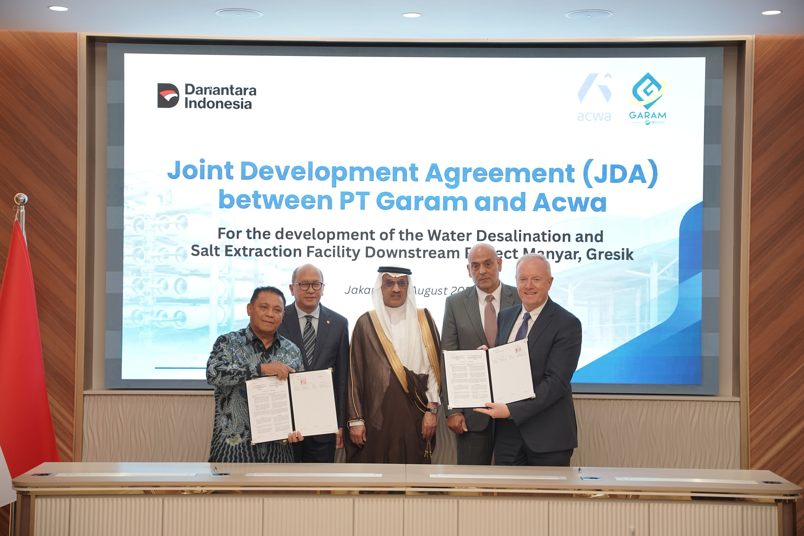 Acwa menandatangani perjanjian pengembangan bersama dengan PT GARAM untuk proyek integrasi desalinasi air laut dan garam industri dengan skala utilitas yang pertama di Indonesia