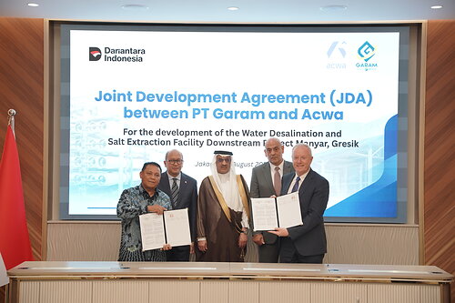 Left to right: Mr. Abraham Mose (President Director of PT GARAM), H.E. Mr. Rosan Roeslani (CEO Danantara, Minister of Investment of the Republic of Indonesia), H.E. Mr. Faisal Abdullah Al-Amodi (Ambassador of the Kingdom of Saudi Arabia to the Republic of Indonesia), Dr. Samir J. Serhan (Group CEO of Acwa) and Mr. Tim Anderson (President Director of PT Acwa Power Indonesia)