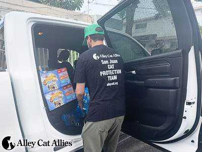 Alley Cat Allies Delivers Emergency Water and Cat Food to support San Juan cats and Caregivers During Puerto Rico Water Crisis