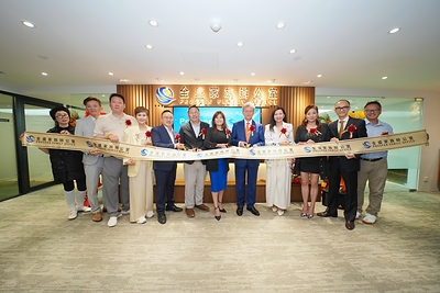 The opening ceremony of Prosper Family Office’s new office at China Hong Kong City, Tsim Sha Tsui. From left: Ms Micky Lu, Mr Alan Wong, Mr Wang Bo, Ms Rita Wan, Mr Percy Chan, Dr Cartier Lam, Miss Lai-Chong Au, Dr Justin Chiu, Dr Kit Chan, Ms Angela Kwok, Dr Timson Sher and Mr Gary Wong.
