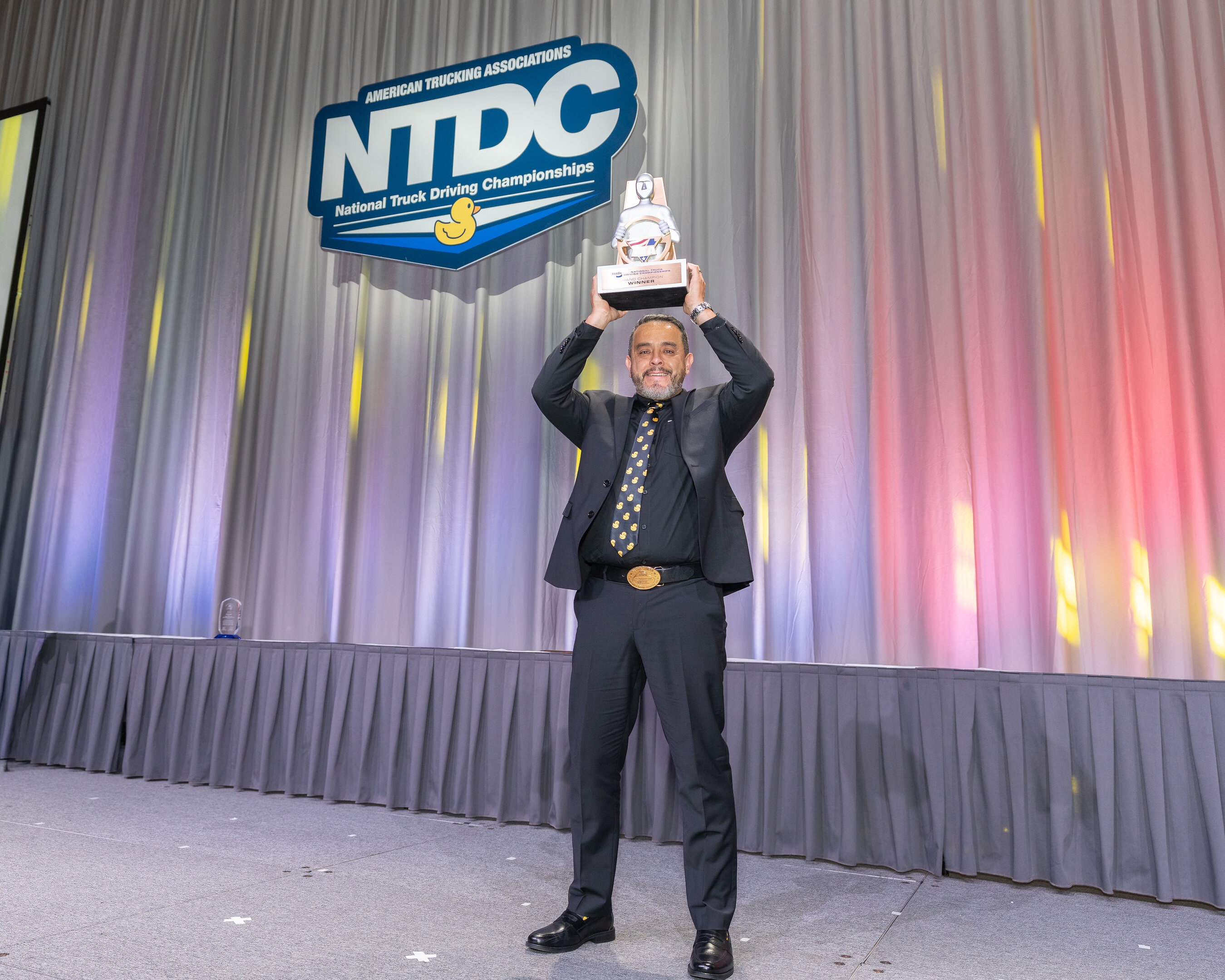 Le chauffeur UPS Miguel Corral sacré champion national de conduite de camion 2026