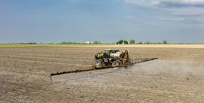 New research published in the Weed Technology online edition shows that a ban on the broad-spectrum herbicide glyphosate could cost Illinois farmers between $300M and $609 statewide among other potential difficulties. Photo by Jim Baltz, University of Illinois Urbana-Champaign. New research published in the Weed Technology online edition shows that a ban on the broad-spectrum herbicide glyphosate could cost Illinois farmers between $300M and $609 statewide among other potential difficulties. Photo by Jim Baltz, University of Illinois Urbana-Champaign.