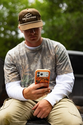 Designed to move from the trail to everyday life, OtterBox Sole Series featuring Realtree® combines outdoor-inspired style, dependable drop protection and MagSafe compatibility.