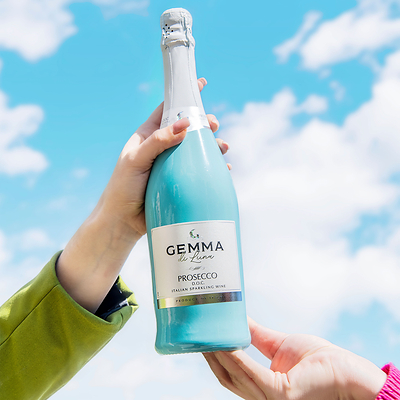 Gemma di Luna Prosecco DOC captures the essence of Ferragosto and brings the elegance of an Italian summer holiday into all activities: whether gathering with friends or enjoying a quiet evening at home, any moment can become a #GemmaMoment.