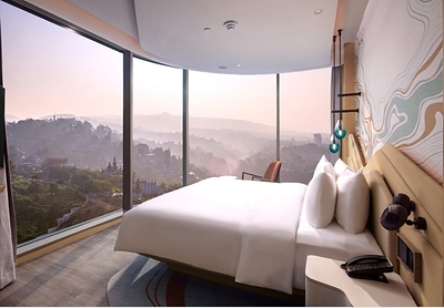 Ketarangan - Hotel Indigo Bandung - Pemandangan dan salah satu kamar Corner Suite
