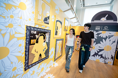 海港城美術館舉行「THE FIRST FAN Photo Zone」藝術展覽，全港獨家展出近2米高胡迪及巴斯光年雕塑、「THE FIRST FAN」時空穿梭升降機打卡位、逾 20 件相關藝術作品，結合標誌性雛菊元素與動畫角色形象，構築出品牌與童年記憶交織的沉浸式創作世界。
