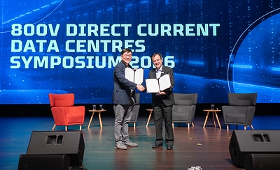 Left: Jimmy Yam, Vice-President and General Manager, Electrical Sector, East Asia; Right: Toh Ser Khoon, Senior Director, Engineering Cluster, Singapore Polytechnic Left: Jimmy Yam, Vice-President and General Manager, Electrical Sector, East Asia; Right: Toh Ser Khoon, Senior Director, Engineering Cluster, Singapore Polytechnic