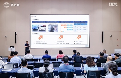 赛力斯问界数智智造运营总监刘银进行项目回顾与成果分享
