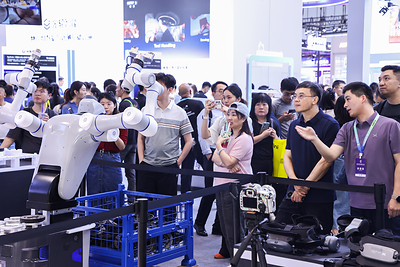 破解深框无序抓取难题 江淮实验室工业具身机器人亮相2026世界机器人大会