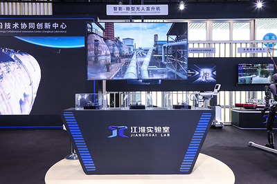 破解深框无序抓取难题 江淮实验室工业具身机器人亮相2026世界机器人大会