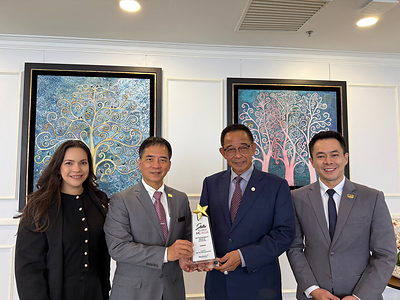 Dato Sri Abdul Karim receives award, which recognises the sustainable practices of its business events industry. Award presented by Datu Hii, Jason Tan (CEO, BESarawak) and Rose Bruce (Senior Manager, Marketing & Communications, BESarawak) 