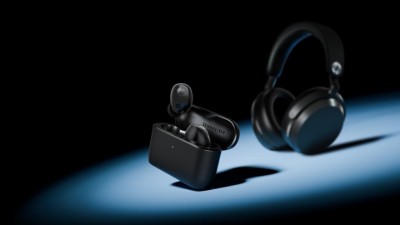The MOMENTUM series offers a flagship experience in two different wearing styles