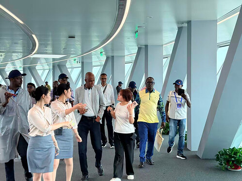 Photo shows African youth media representatives visiting the Daze Lake International Talent Community in Wangcheng District of Changsha City, central China's Hunan Province.